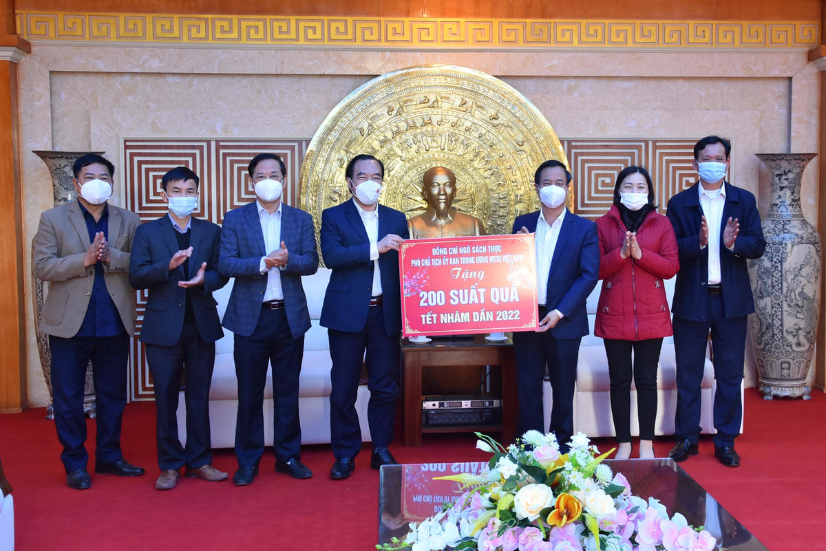 Phó Chủ tịch Ngô Sách Thực trao quà hỗ trợ cho người nghèo tại huyện Tân Yên.