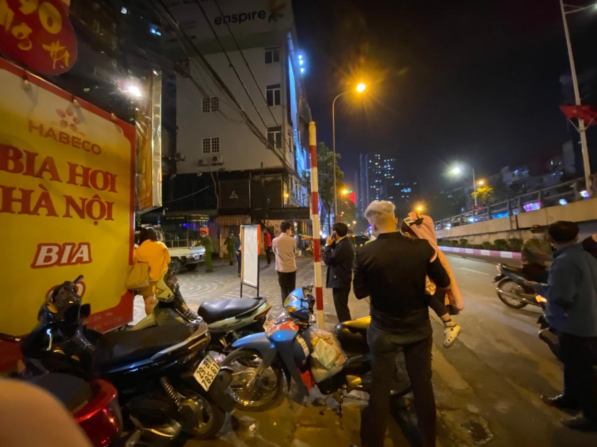 [ẢNH] Phong tỏa tòa nhà Chung cư 88 Láng Hạ nơi BN1956 sinh sống