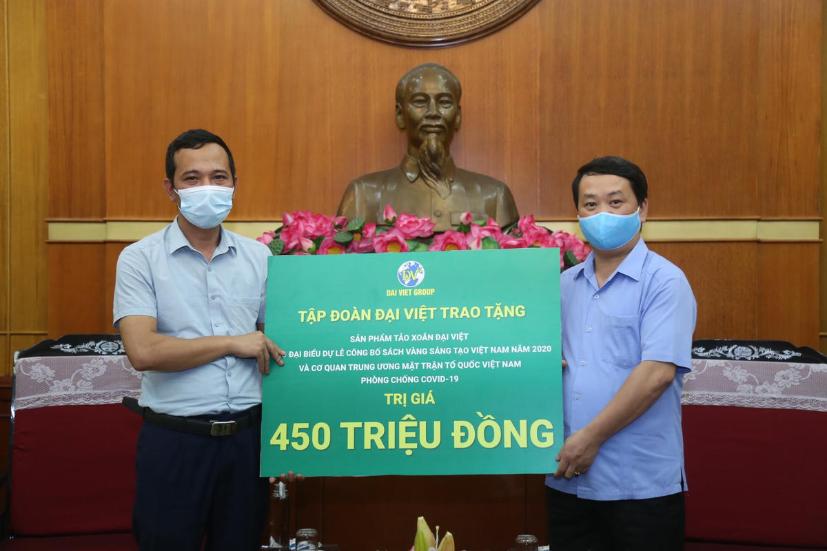 Tập đoàn Đại Việt trao tặng ủng hộ.