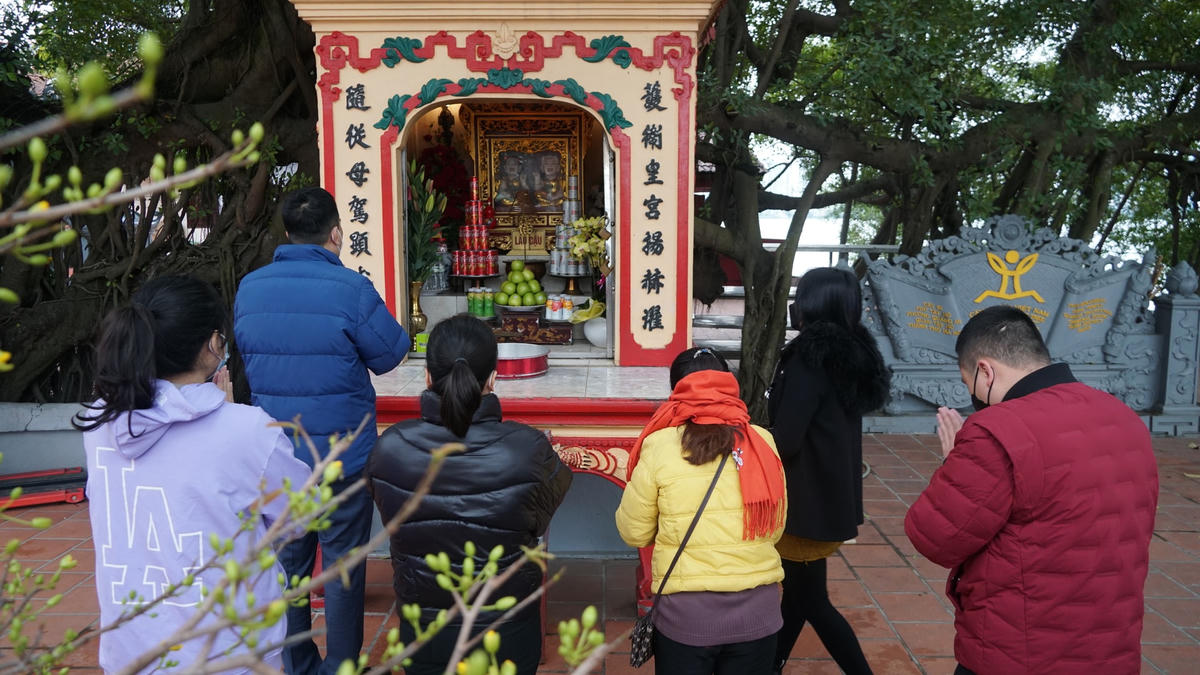 Người dân thành tâm lễ bái, cầu mong một năm mới bình an.