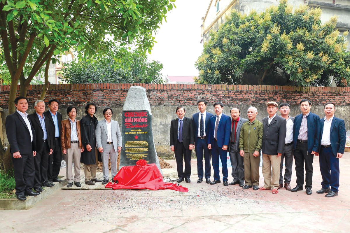 Phó Chủ tịch UBTƯ MTTQ Việt Nam Nguyễn Hữu Dũng, Quyền Tổng Biên tập Báo Đại Đoàn Kết Lê Anh Đạt cùng các đại biểu kéo băng khánh thành Bia lưu niệm Báo Cứu Quốc - Báo Đại Đoàn Kết tại thôn Xuân Kỳ, xã Đông Xuân (huyện Sóc Sơn, Hà Nội). Ảnh: Quang Vinh.