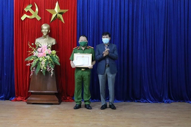 Lãnh đạo UBND TP Hội An khen thưởng nóng cho Công an TP Hội An.