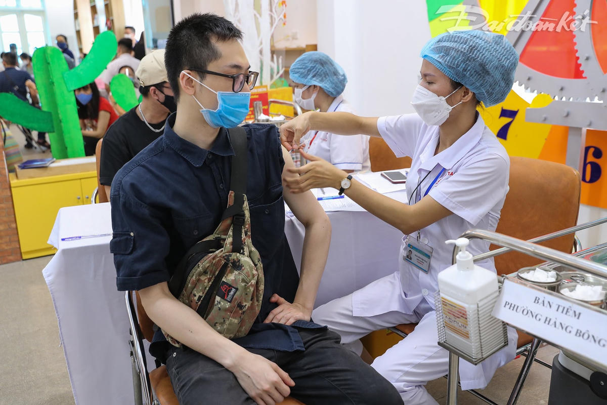 Lực lượng y tế thực hiện tiêm phòng vaccine phòng Covid-19 cho người dân. Ảnh: Quang Vinh. 