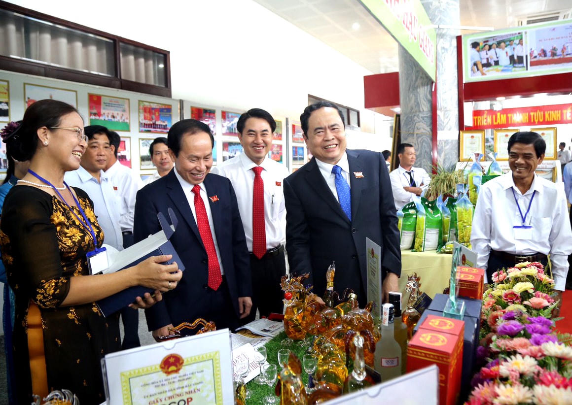 Chủ tịch Trần Thanh Mẫn cùng các đại biểu tham quan khu vực trưng bày các sản phẩm của Hậu Giang.