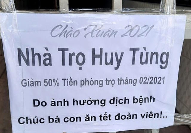 Một tờ thông báo đơn sơ dán trên cổng khu nhà trọ làm ấm lòng hàng trăm người thuê trọ.
