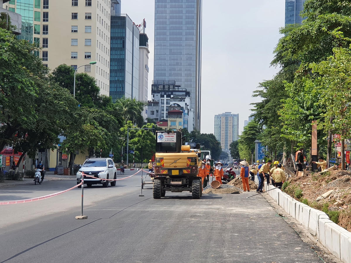 Mặc dù gặp nhiều khó khăn trong quá trình thi công do ảnh hưởng của dịch Covid-19, tuy nhiên đến nay công trình vẫn được đẩy nhanh tiến độ thi công để hoàn thành dự án mở rộng đường Liễu Giai - Văn Cao trong tháng 9, kịp phục vụ người dân đi lại dịp cuối năm.