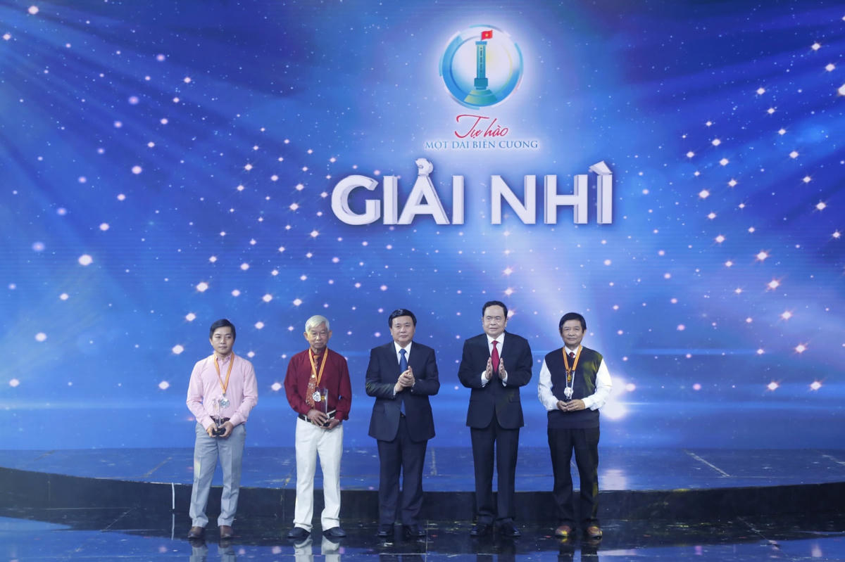 Chủ tịch UBTƯ MTTQ Việt Nam Trần Thanh Mẫn và Giám đốc Học viện Chính trị Quốc gia Hồ Chí Minh, Chủ tịch Hội đồng Lý luận Trung ương Nguyễn Xuân Thắng trao giải cho tác giải đạt giải Nhì.Các tác giả đạt giải Ba tại Lễ trao giải.Các tác giả đạt giải Khuyến khích.