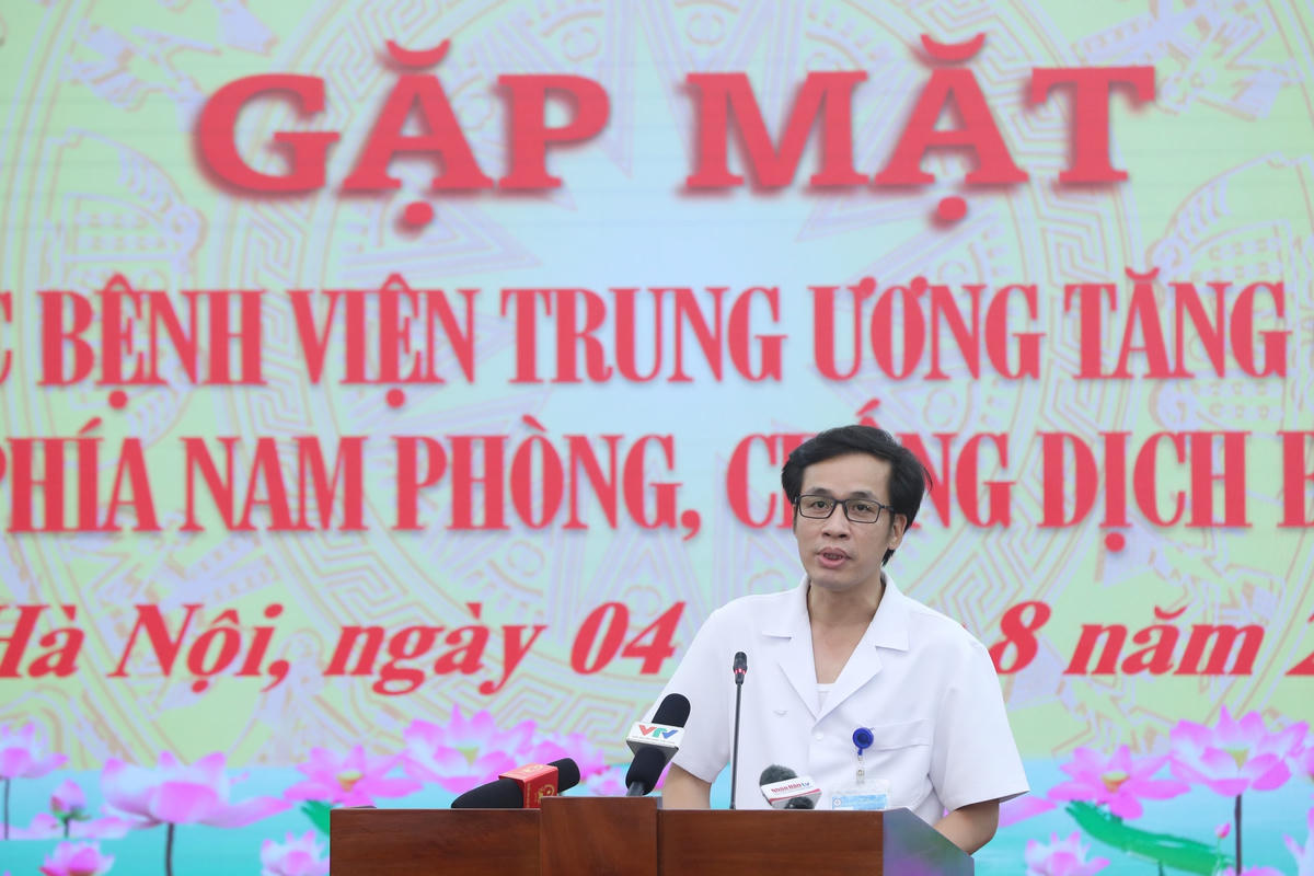 TS Đỗ Văn Lợi, Phó Trưởng khoa Phẫu thuật - Gây mê, Bệnh viện Phụ sản Trung ương đại diện các y, bác sĩ phát biểu cảm tưởng trước lúc lên đường tăng cường vào Nam chi viện.