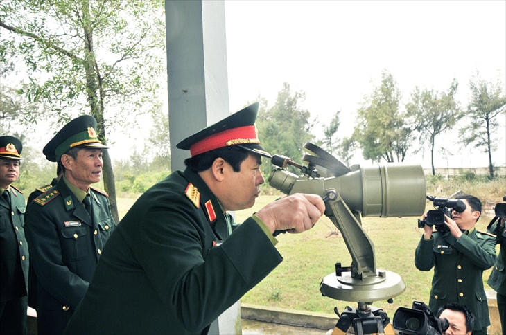 Đại tướng Phùng Quang Thanh quan sát thực địa tại Đài quan sát Tràng Vĩ (Đồn Biên phòng Trà Cổ, Quảng Ninh tháng 4/2014).