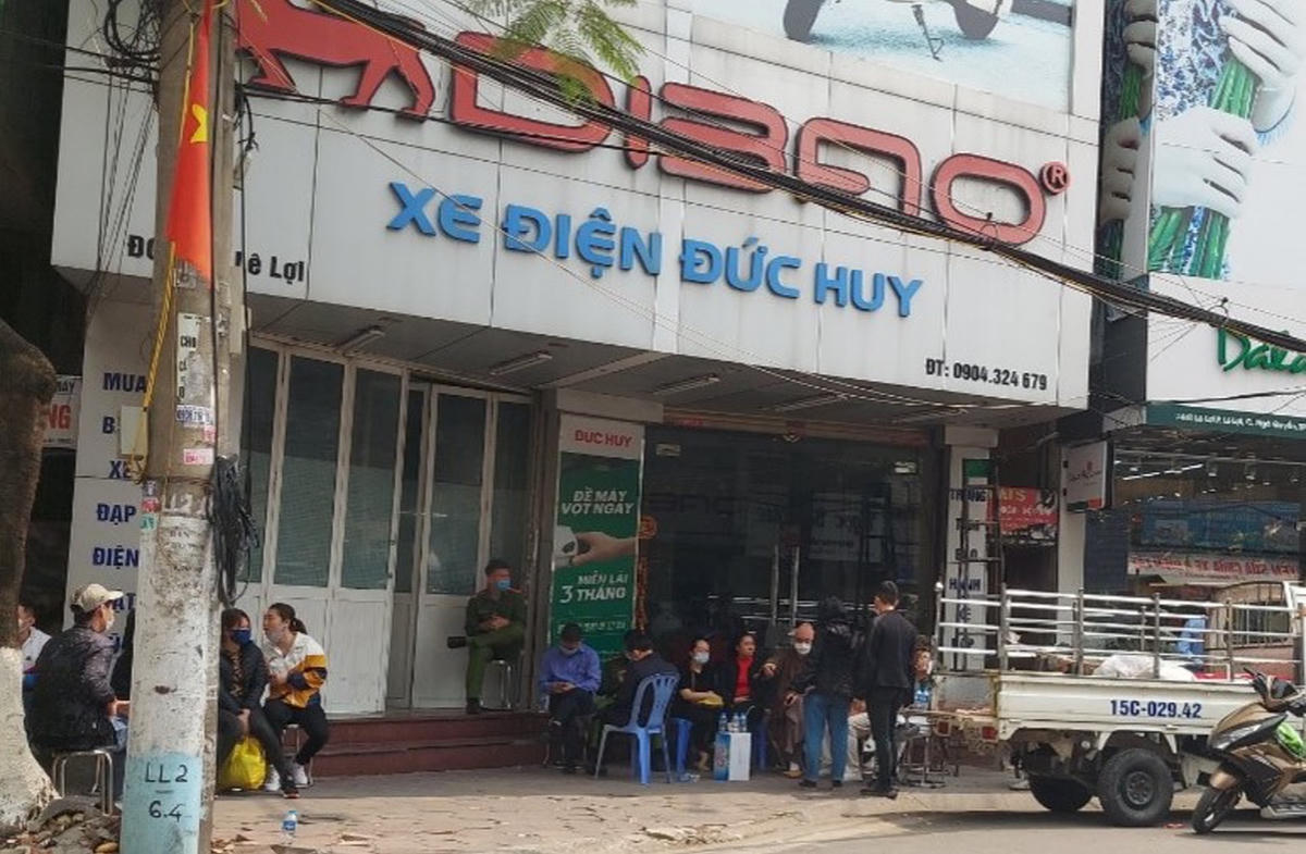 Công an quận Ngô Quyền thực hiện khám nghiệm hiện trường vụ án.