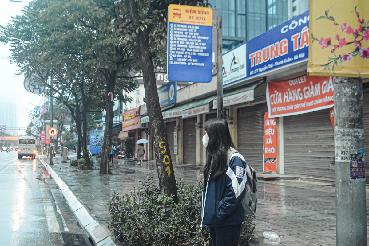 Em Nguyễn Thu Hà, học sinh lớp 8 Trường THCS Đống Đa cho biết: “Hôm nay, em được quay trở lại trường, do vậy, em lựa chọn xe buýt làm phương tiện di chuyển. Hôm nay, dù đứng dưới trời mưa nhưng em cũng thấy khá thoải mái vì chỉ mất khoảng 5 phút là đã có thể bắt được xe đến trường”.