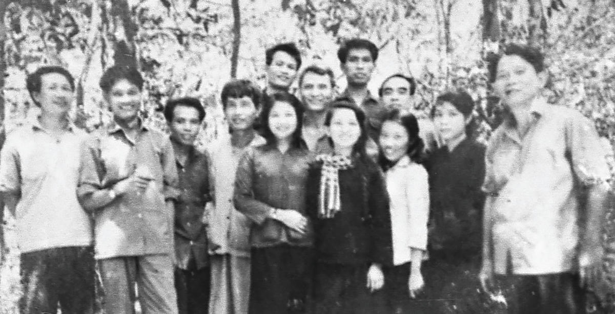 Nhà báo Thép Mới (thứ nhất, bên phải) với anh chị em Báo Giải Phóng, năm 1969.