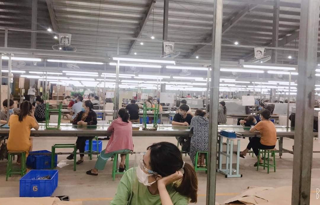 Công nhân công ty Hing Lung- thị trấn Nga Sơn chờ lấy mẫu test Covid-19.