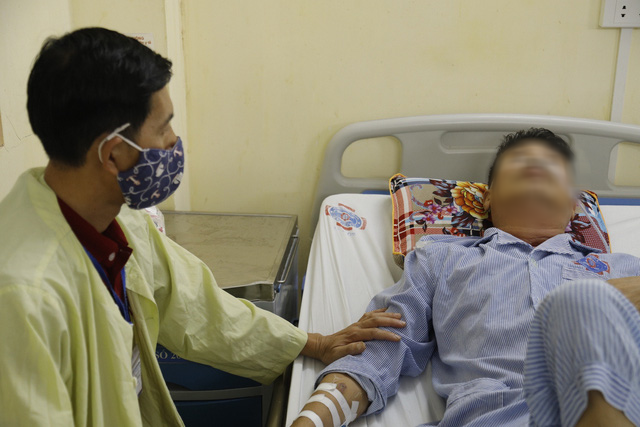 Sau hơn 10 ngày phẫu thuật, bệnh nhân tỉnh táo, đi lại bình thường, miệng nối liền tốt và tiếp tục được theo dõi, điều trị. Ảnh: VGP/Trần Hà