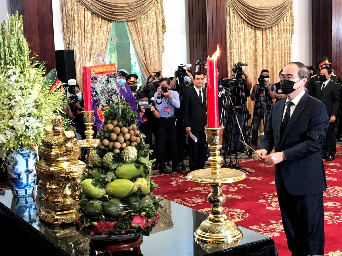 Ủy viên Bộ Chính trị, Bí thư Thành ủy TP HCM Nguyễn Thiện Nhân viếng nguyên Tổng Bí thư Lê Khả Phiêu.