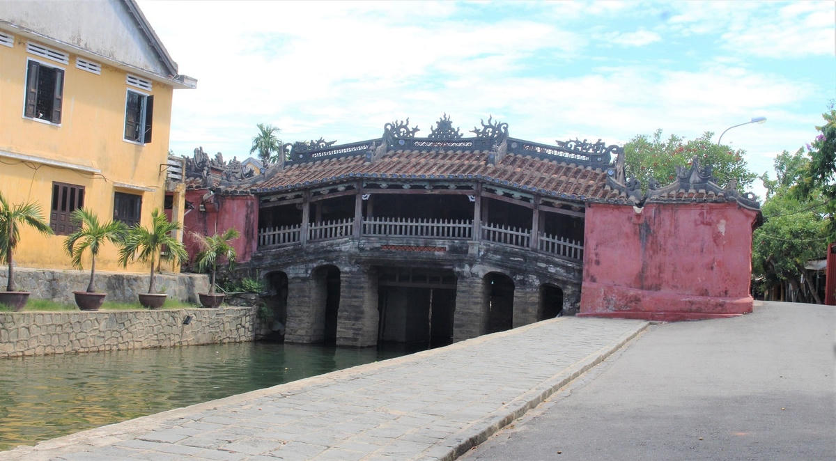 Chùa Cầu Hội An không một khách đến tham quan.