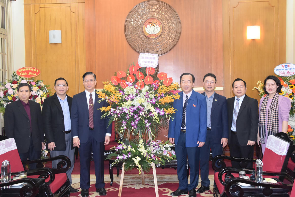 Phó Chủ tịch Ngô Sách Thực đón nhận lẵng hoa chúc mừng từ Tổng hội Thánh Tin Lành Việt Nam (miền Bắc).