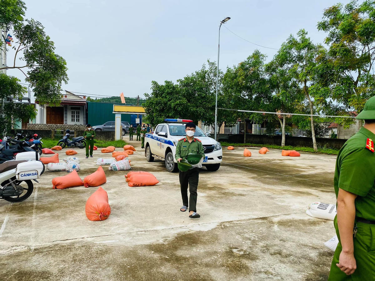 Lúa được phơi khô tạm ở khuôn viên các khu nhà chức năng.