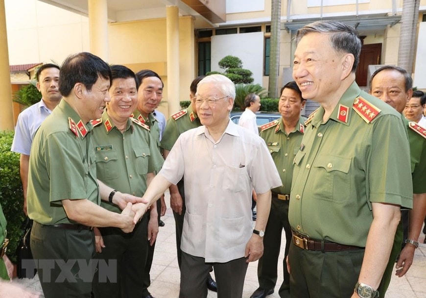 Tổng Bí thư, Chủ tịch nước Nguyễn Phú Trọng với các đồng chí lãnh đạo Bộ Công an. (Ảnh: Trí Dũng/TTXVN).