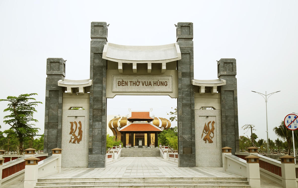 Từ cổng chính bước vào là khu vực nghi môn, với hình thức mái mang dáng dấp nhà truyền thống của người Việt cổ thể hiện trên họa tiết hoa văn trên trống đồng.