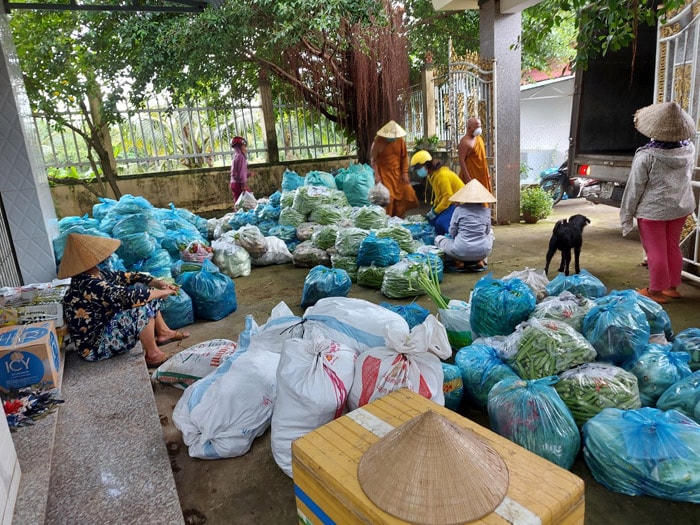 Tịnh xã Ngọc Lợi (Tiền Giang) hỗ trợ nông sản đợt 2 cho người dân tại tâm dịch quận 8, TP.HCM. Ảnh: (Phật sự online).