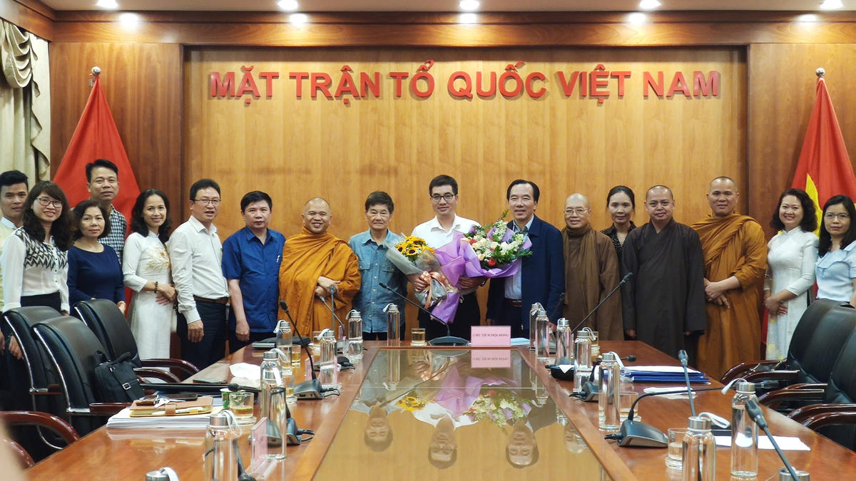Phó Chủ tịch Ngô Sách Thực tặng hoa chúc mừng Ban chủ nhiệm đề tài.
