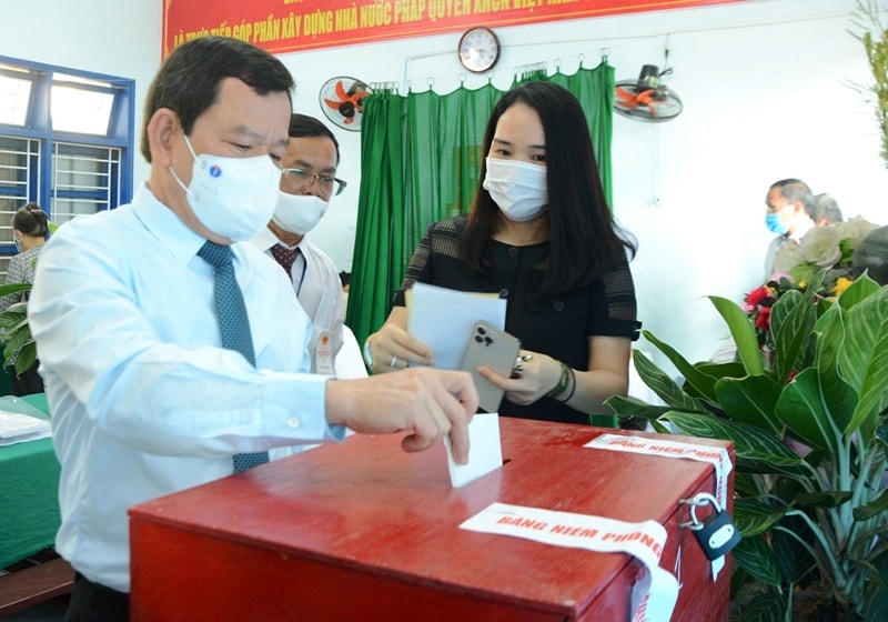 Chủ tịch UBND tỉnh Quảng Ngãi Đặng Văn Minh bỏ phiếu bầu cử.