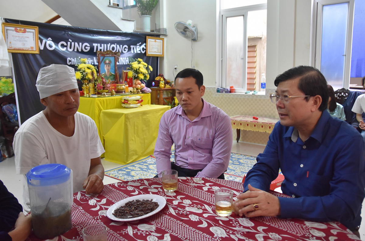 Phó Chủ tịch Nguyễn Hữu Dũng thăm hỏi, động viên và hỗ trợ thân nhân các gia đình liệt sĩ Đoàn 337 hy sinh khi đang làm nhiệm vụ cứu hộ cứu nạn.