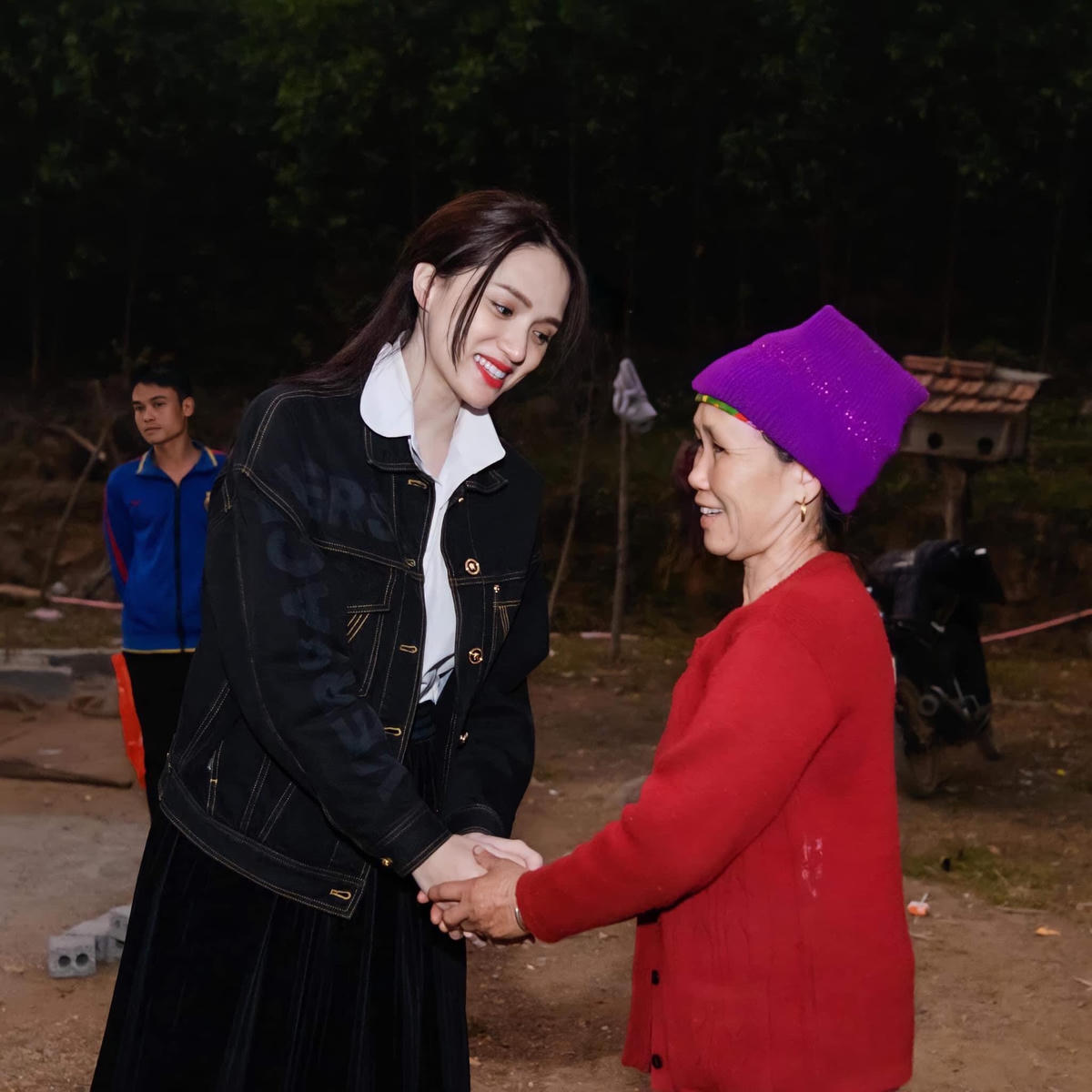 Mới đây, nàng hậu gây bất ngờ khi thông qua người chị Xuân Lan đấu giá số tiền 900 triệu đồng để ủng hộ mua máy thở gửi tuyến đầu chống Covid -19.