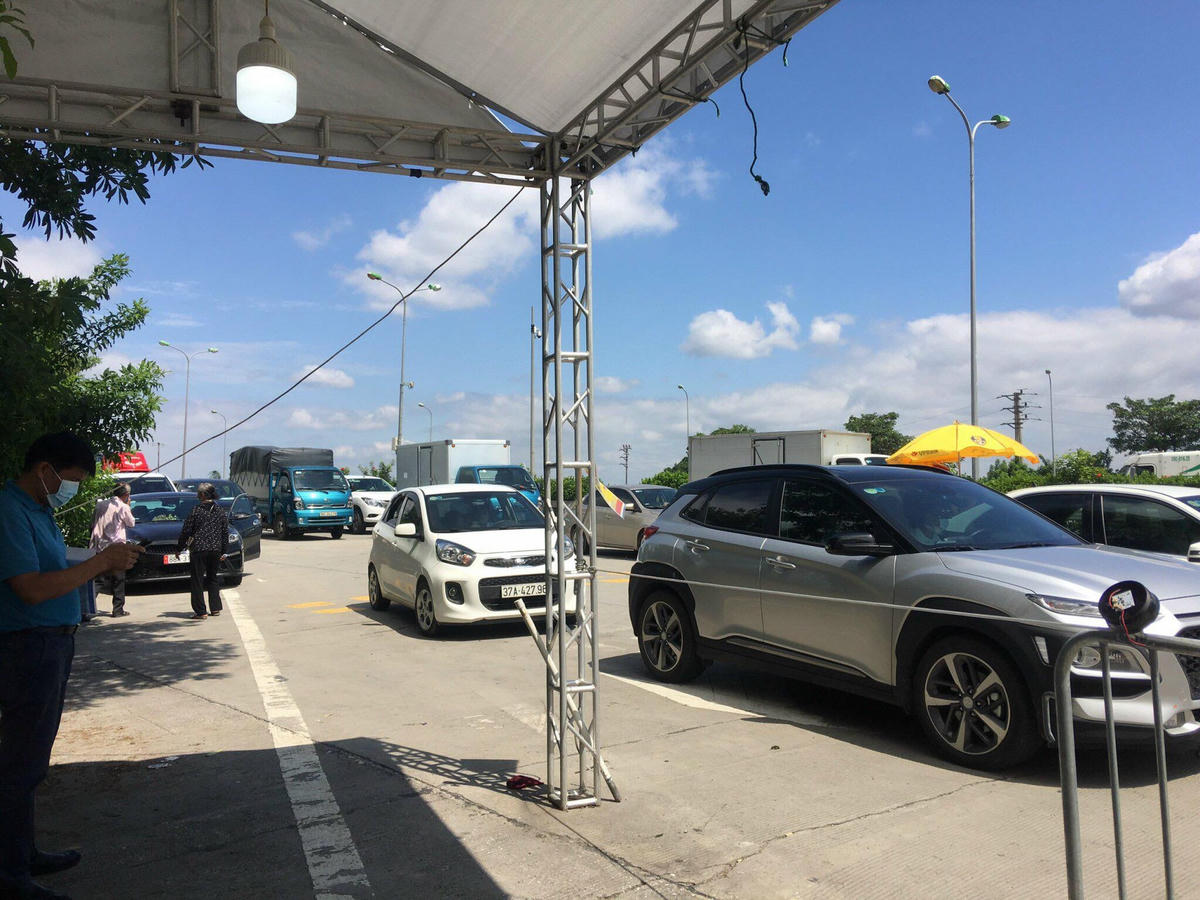Hướng đi ngoại thành, phương tiện tham gia giao thông đông đúc như những ngày trước giãn cách.