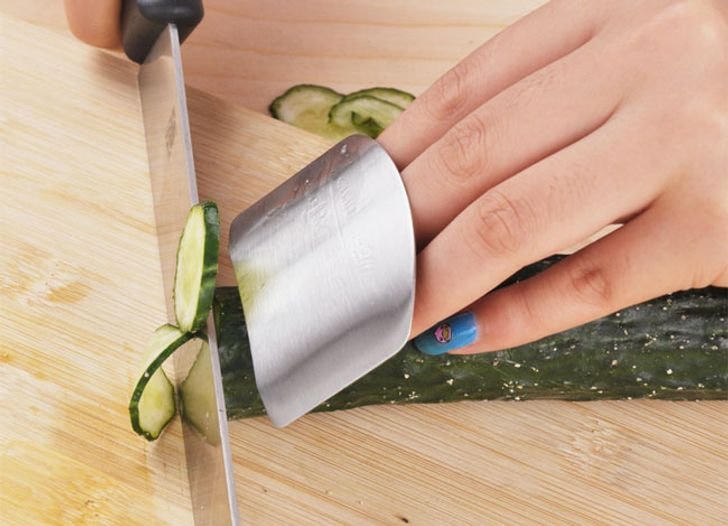 Dụng cụ này sẽ bảo vệ ngón tay khỏi những vết cắt.  