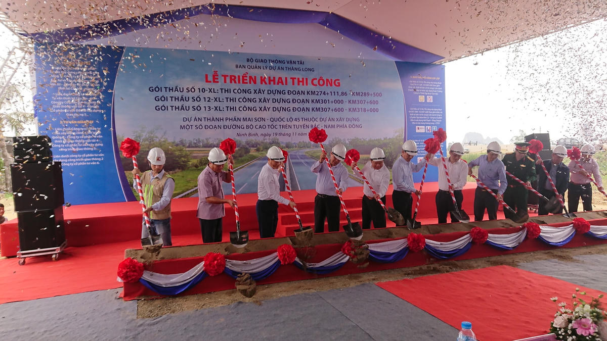 Lãnh đạo Bộ GTVT và địa phương tại lễ khởi công.
