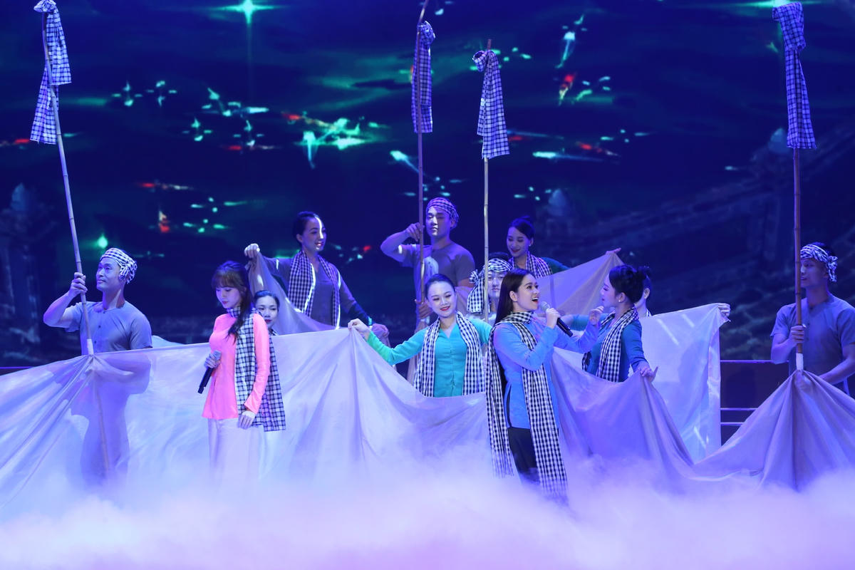 Hát múa "Đất Phương Nam" thể hiện Cẩm Loan, Jang Mi và tập thể nghệ sĩ. Ảnh: Trần Huấn