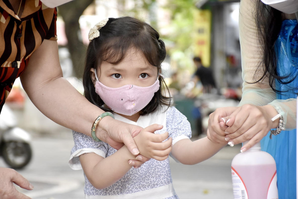 Trẻ mầm non ở Hà Nội khóc, cười ngày trở lại trường