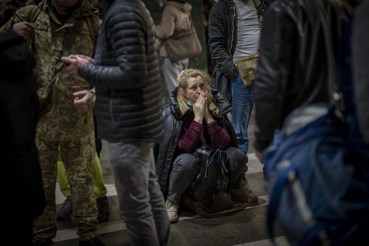 Một người phụ nữ chờ đợi chuyến tàu rời khỏi Kiev, Ukraine. Ảnh: Emilio Morenatti / AP.