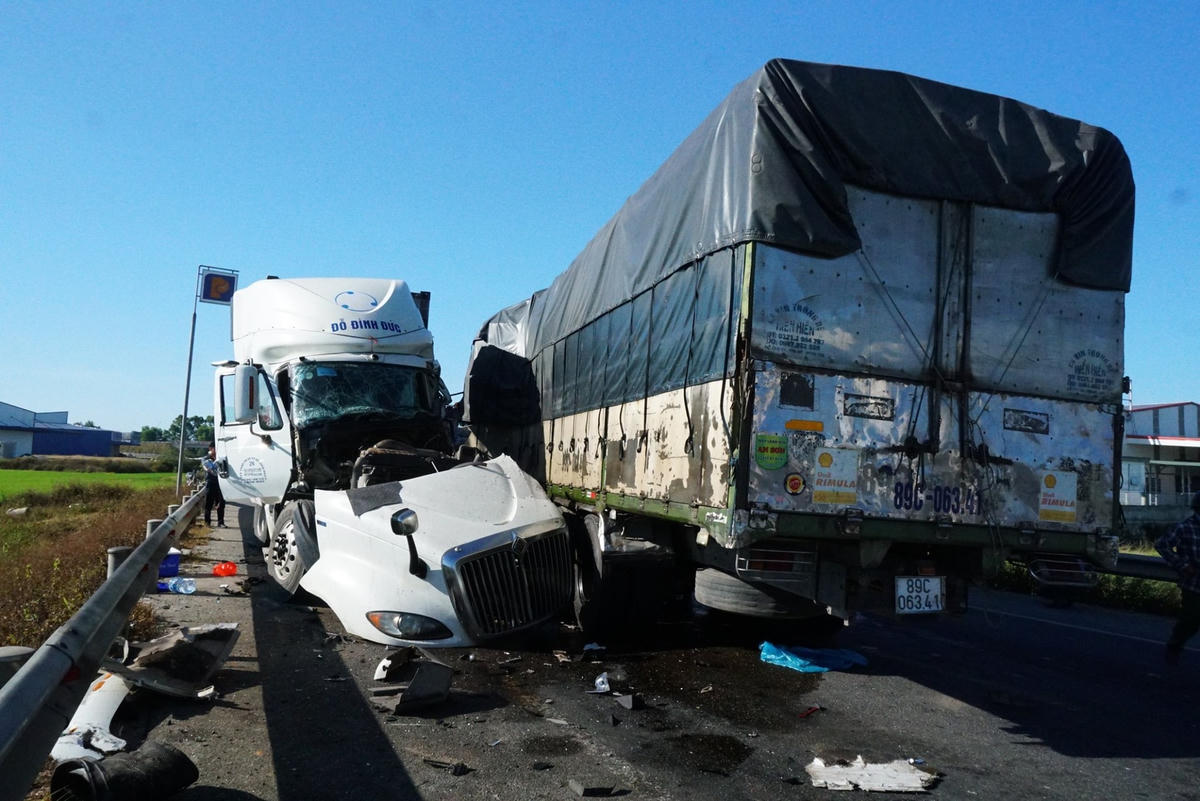 Xe tải và container đấu đầu trực diện.