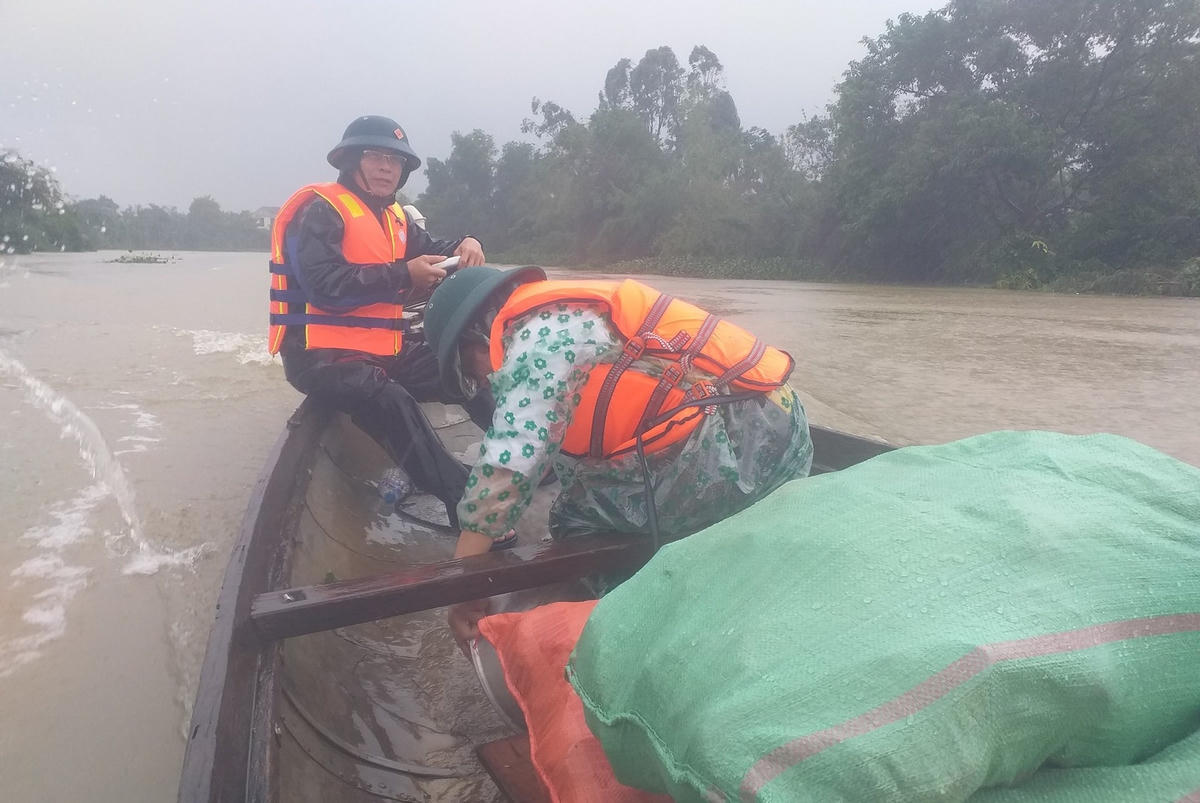 Nước lũ dâng cao trên địa bàn huyện Lệ Thủy.