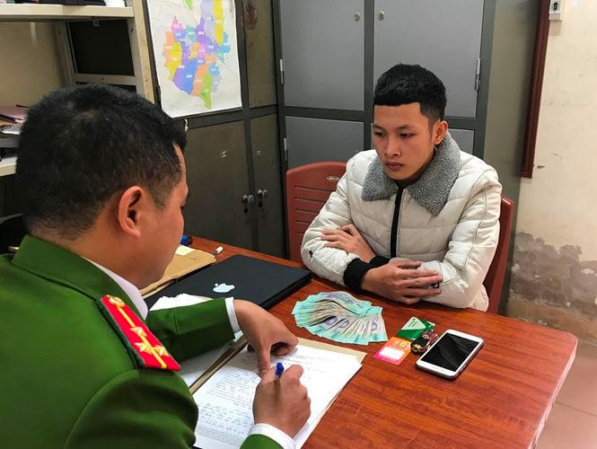 Đối tượng Hồ Công Tài cùng tang vật vụ án.