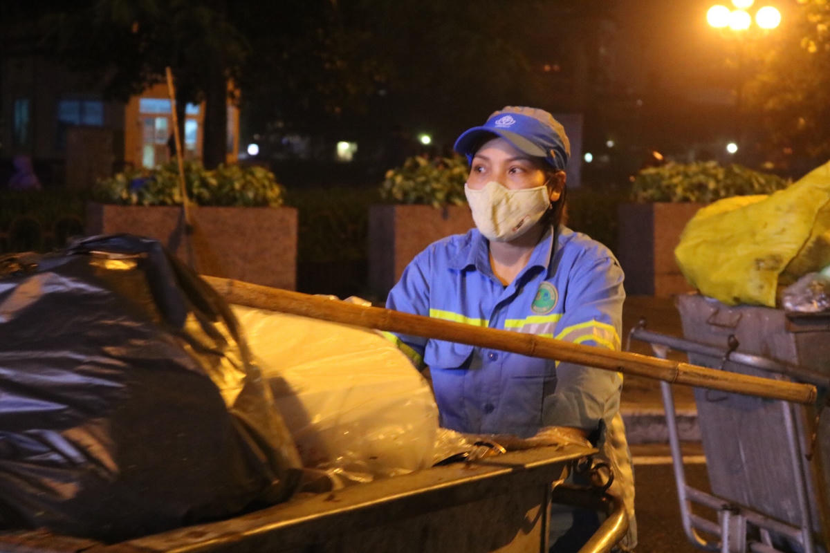 Chị Thơ tất bật với công việc dọn rác không màng đến ngày lễ. 