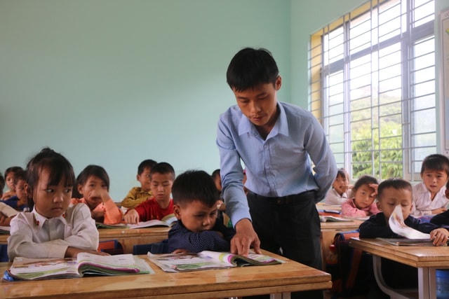 "Bây giờ em cố gắng bám trụ ở đây, mong sao nhà nước tạo điều kiện nhận em vào làm việc chính thức", thầy Là nói.