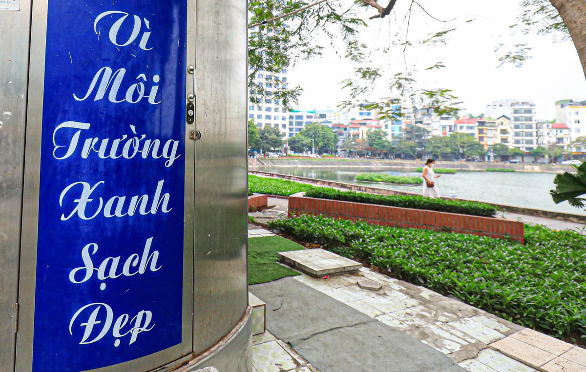 Đặc biệt, quận Ba Đình dự kiến chi 9 tỷ đồng cải tạo vườn hoa, cây xanh làm điểm nhấn cho khu vực, nhất là đoạn tuyến Nguyễn Chí Thanh đi ven hồ. Về lâu dài, quận sẽ xem xét lập sân khấu nước hoặc đài phun nước tổ hợp kết hợp ánh sáng tạo điểm nhấn khu vực không gian mở hồ Ngọc Khánh. Vỉa hè, lòng đường vòng quanh hồ đoạn phố Phạm Huy Thông sẽ được lát đá.