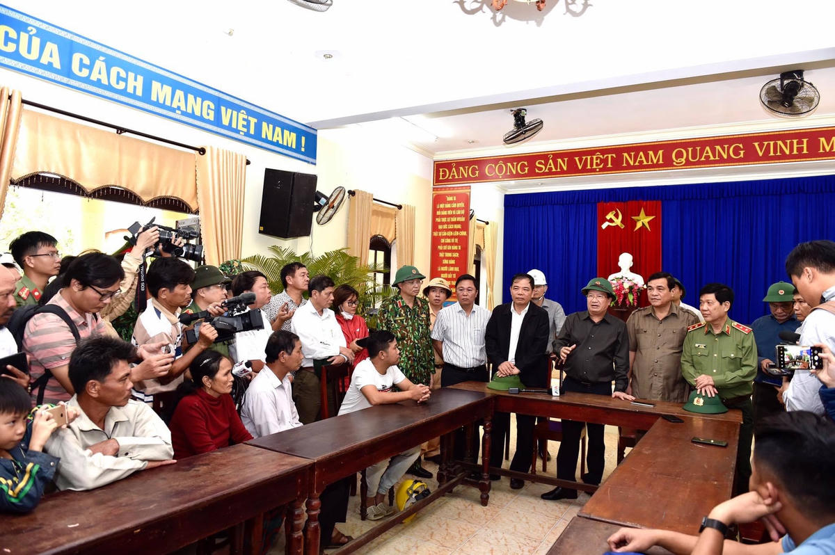 Phó Thủ tướng Trịnh Đình Dũng thăm hỏi, động viên bà con tại Cửa Đại, TP Hội An yên tâm đi tránh trú bão số 9. Ảnh: VGP/Nhật Bắc.
