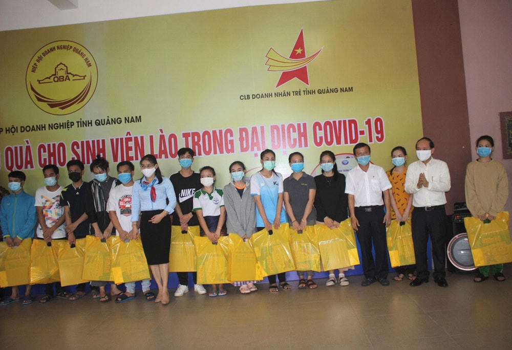 Hiệp hội doanh nghiệp tỉnh và CLB Doanh nhân trẻ tỉnh Quảng Nam tặng quà du học sinh Lào.