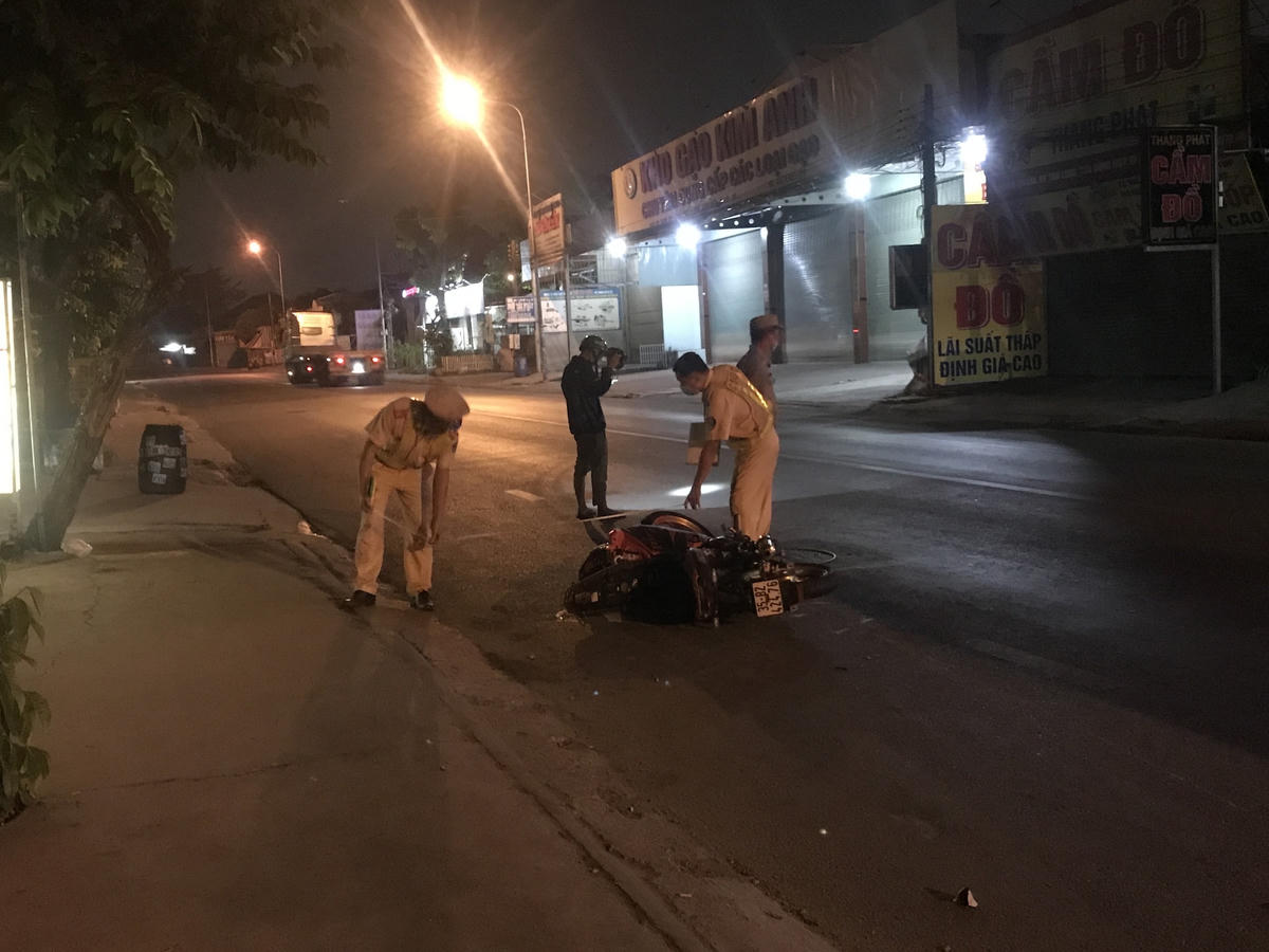 Công An khám nghiệm hiện trường. Ảnh: HL.