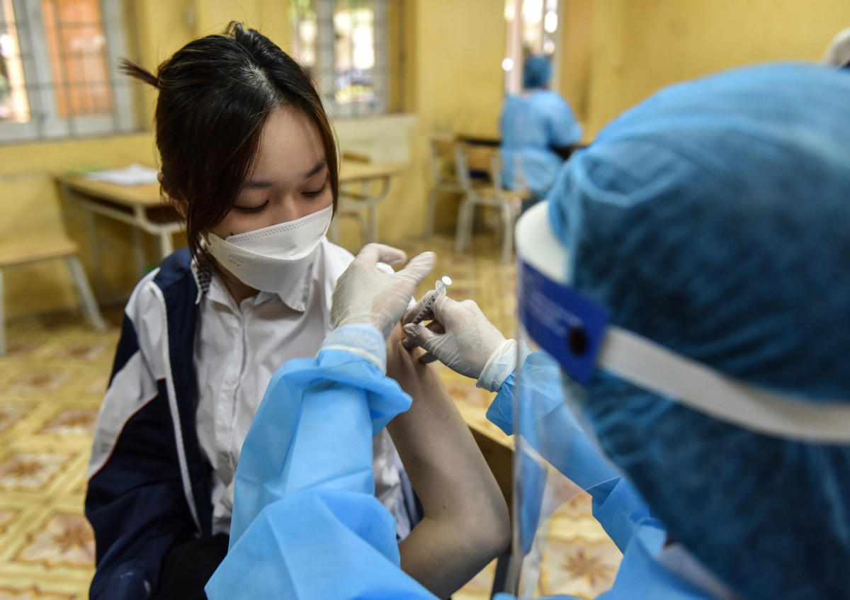 Hà Nội tiêm vaccine cho học sinh Trung học cơ sở.