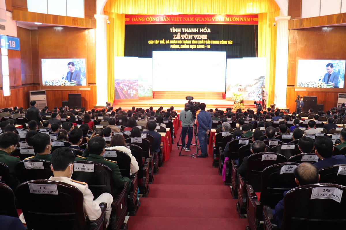 Toàn cảnh buổi lễ tôn vinh.