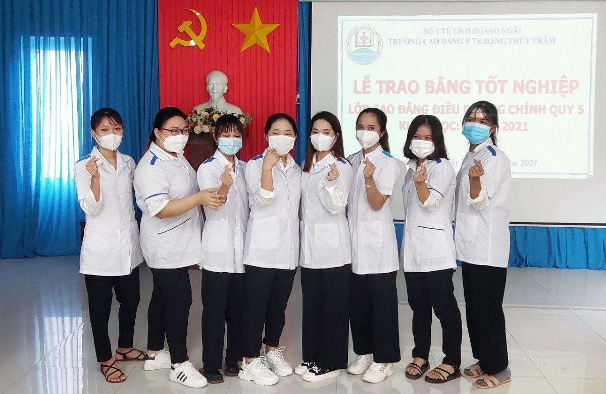 8 sinh viên Trường CĐ Y tế Đặng Thùy Trâm vào TP HCM chống dịch.