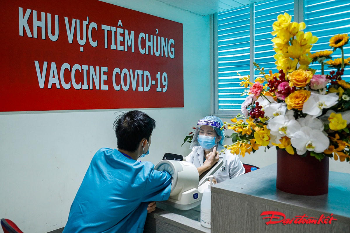 Nhân viên y tế khám sàng lọc cho các đối tượng được tiêm trong đợt này.