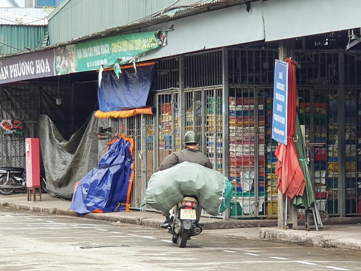 Thời gian chợ hoạt động là từ 18h đến 9h sáng hôm sau. Chợ sẽ hoạt động trở lại theo 3 giai đoạn, trước mắt mới chỉ có các mặt hàng rau, củ quả, thủy hải sản được phép hoạt động.