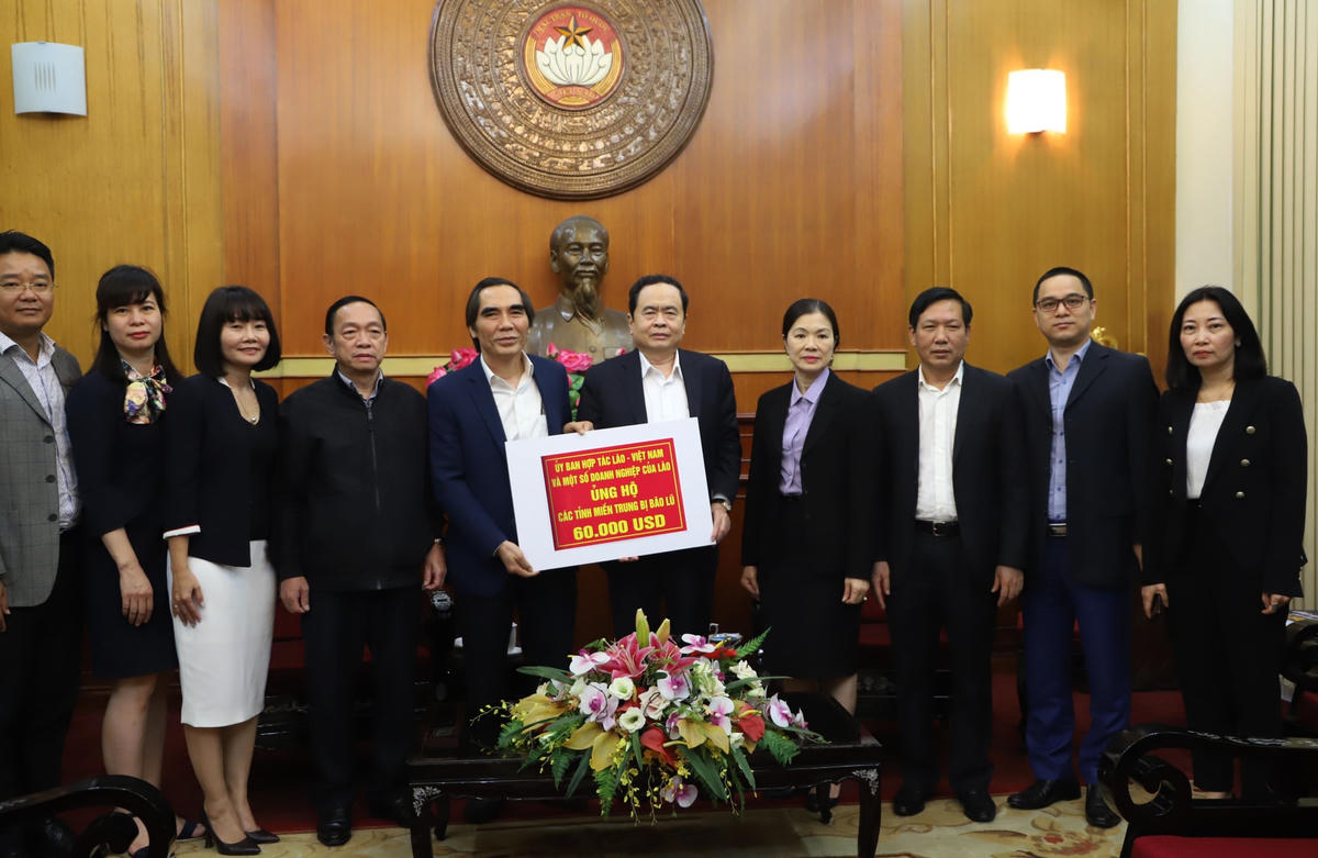 Chủ tịch Trần Thanh Mẫn tiếp nhận ủng hộ từ Ủy ban hợp tác Lào - Việt và một số doanh nghiệp của Lào.